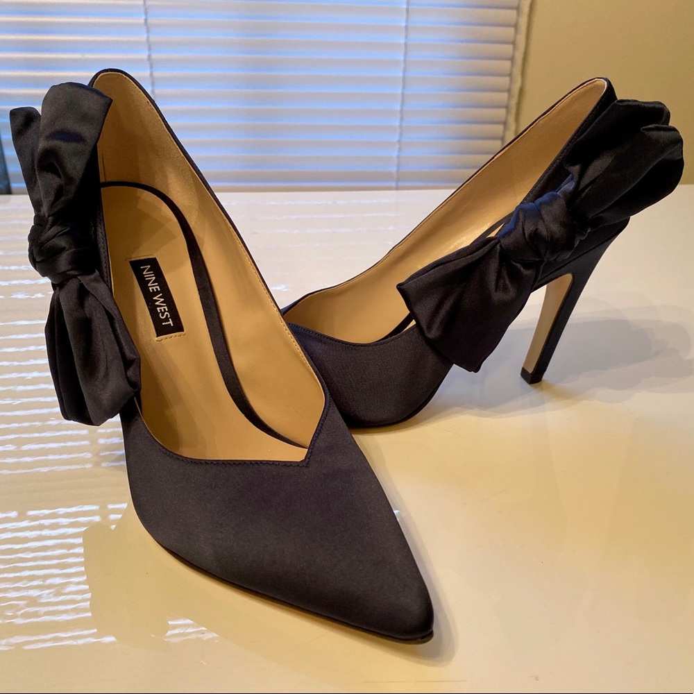 NWOT Nine West Navy Bow Heels 8.5